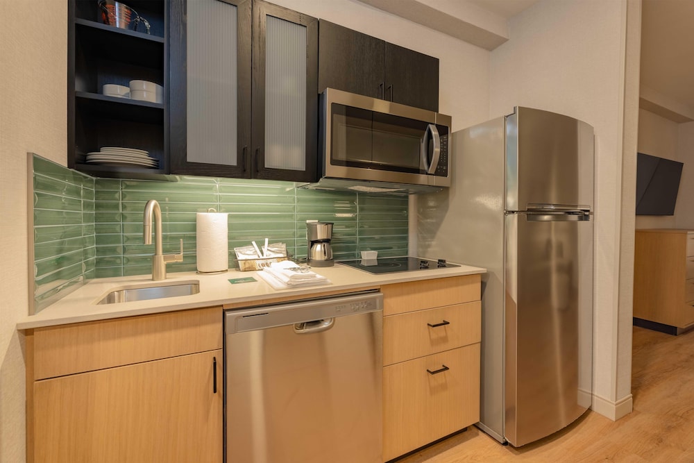 غرفة بسرير كينج مع أريكة، Hyatt House Portland Airport 6/7
