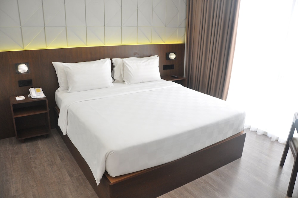 Golden Tulip Pontianak 18/64
