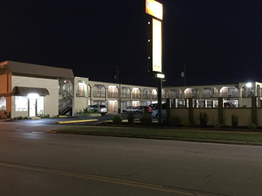 Hutchinson Inn 51/58
