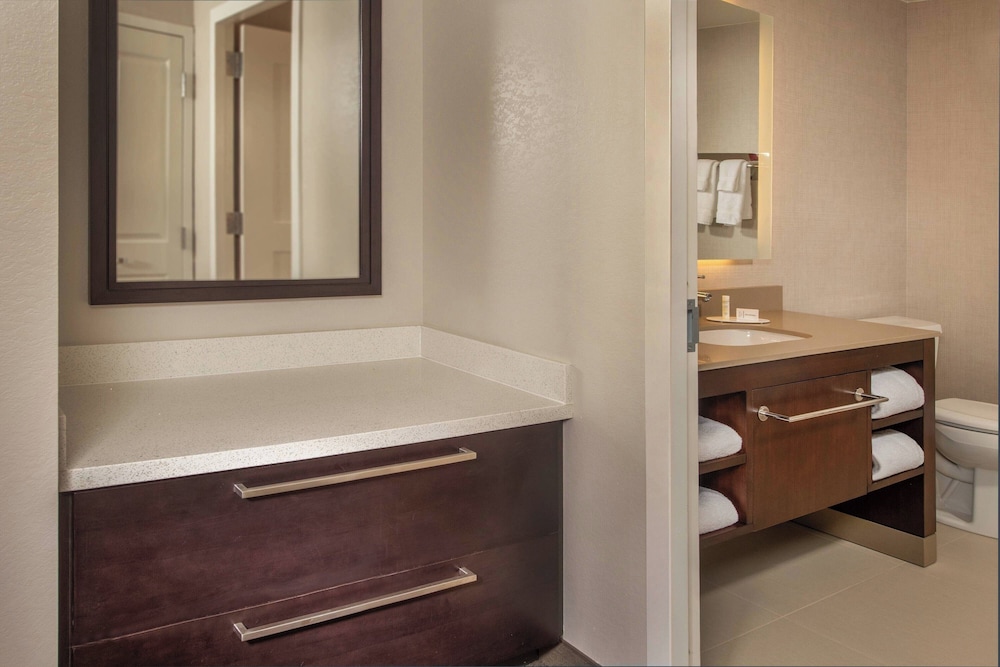جناح بسرير كينج بغرفة نوم واحدة مع أريكة، Residence Inn Fulton at Maple Lawn 3/4