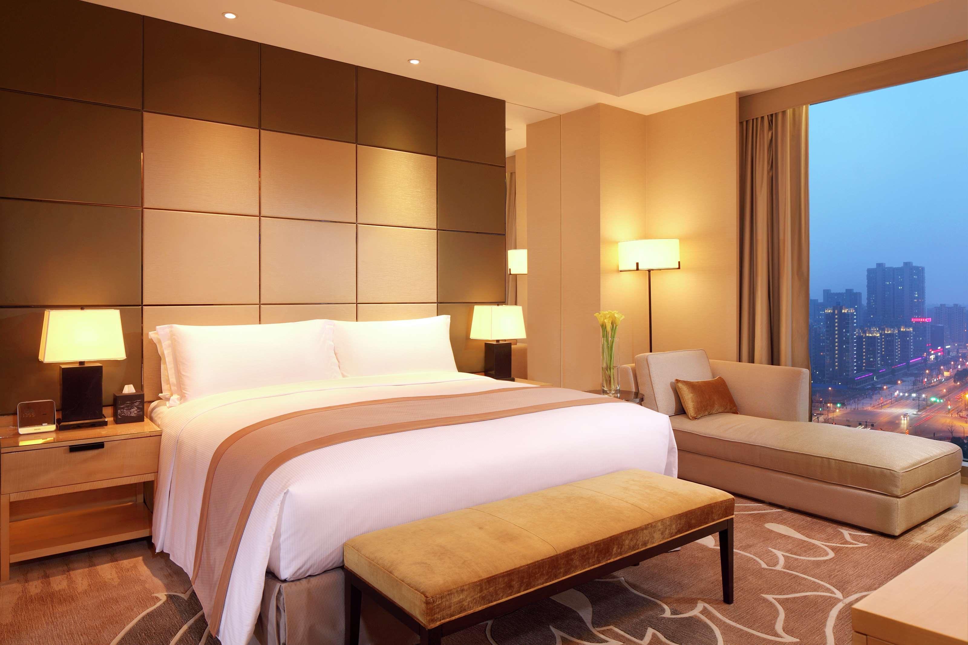 DELUXE, SUITE, KING BED, LOUNGE ACCESS