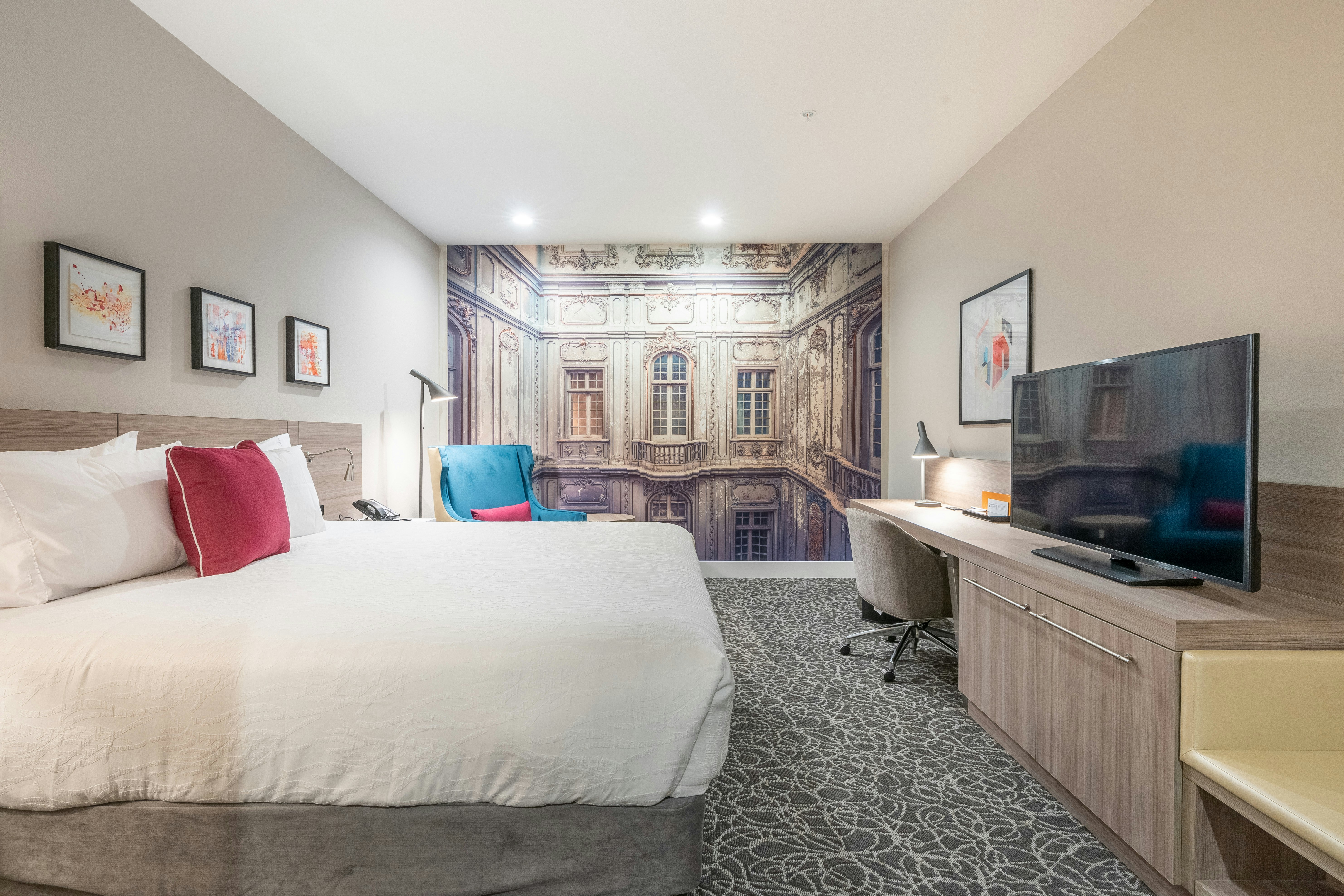 ROOM, KING BED, NO WINDOW, ACCESSIBLE