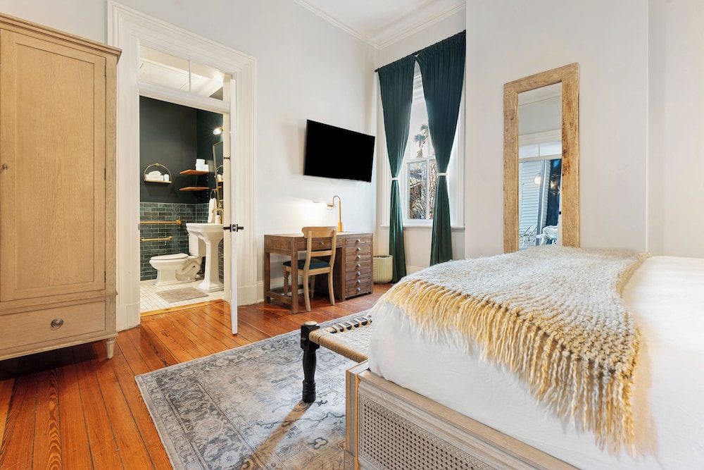 ROOM, KING BED, ACCESSIBLE