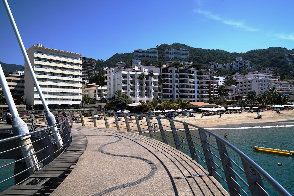 Emperador Vallarta Beachfront Hotel and Suites 72/74