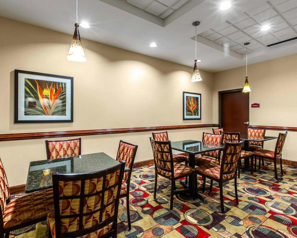 Comfort Suites Waycross 31/34