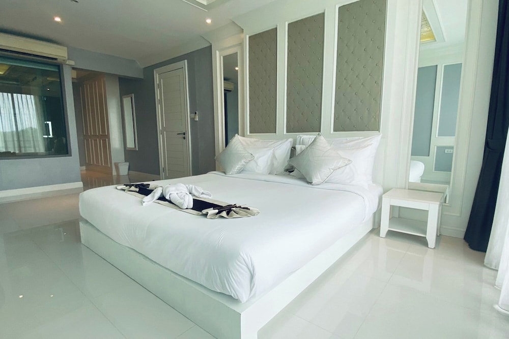 Aqua Resort Phuket 32/70