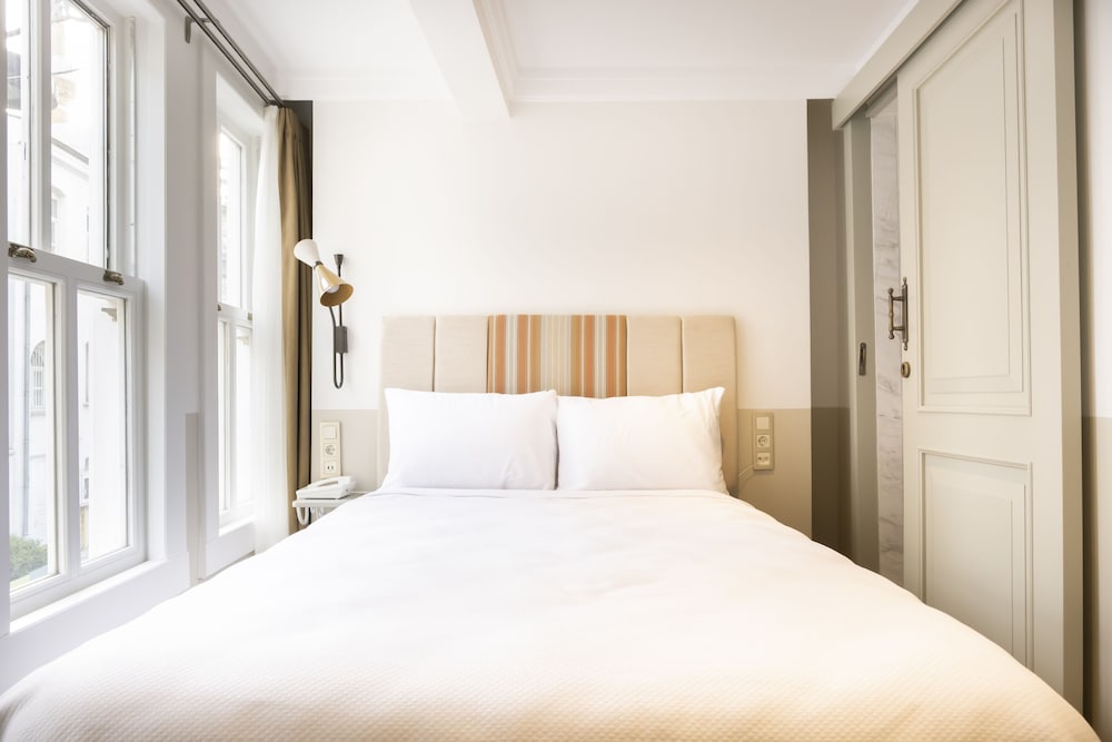 DELUXE, DOUBLE BED