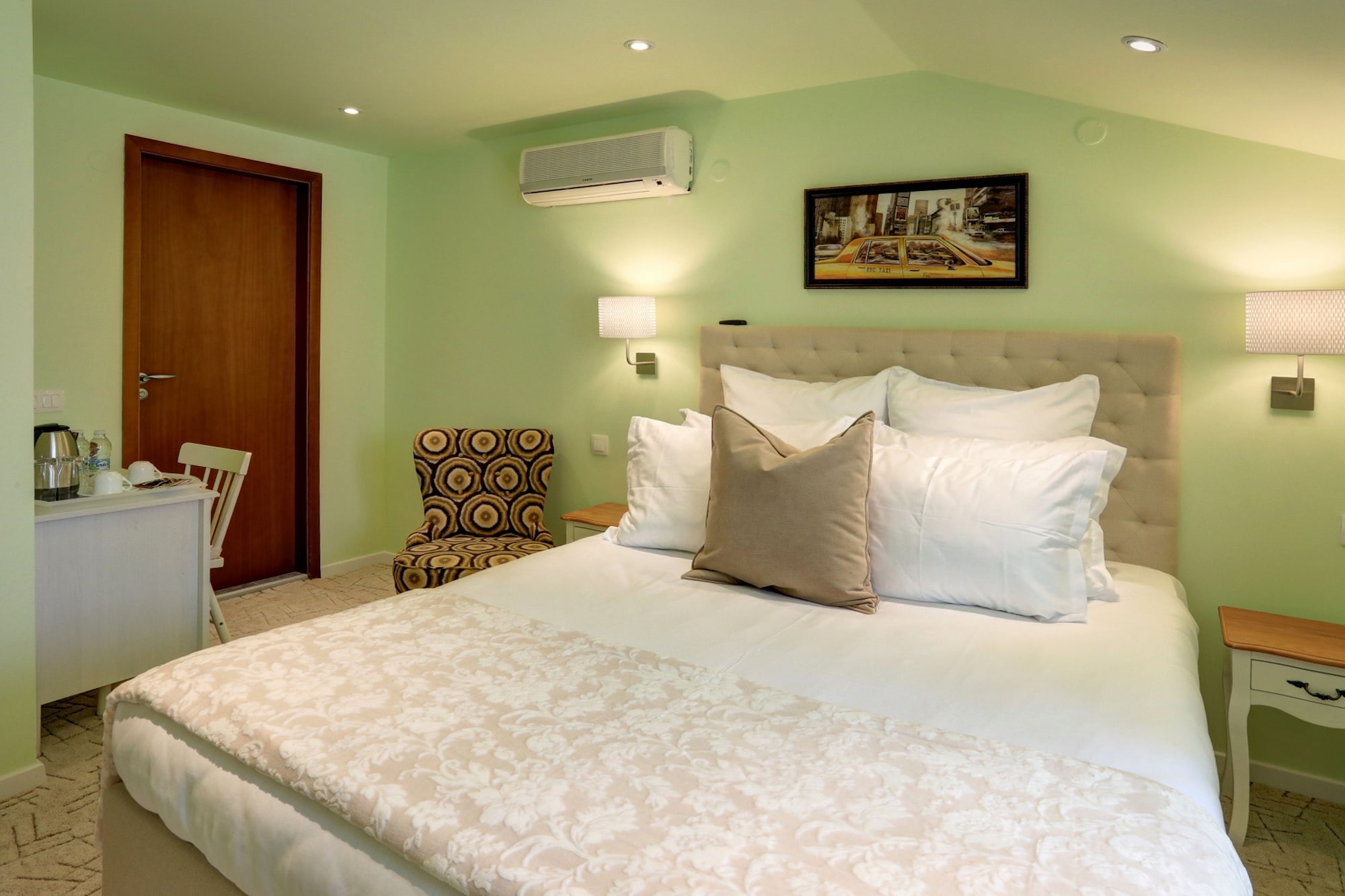 Standard, Queen Bed, Private Bathroom