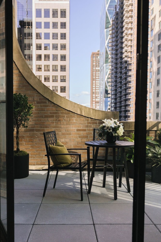 The Manhattan Club 38/76