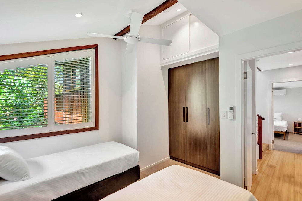 Tree House, Superior, King and Twin Beds, The Oasis Apartments and Treetop Houses 4/7