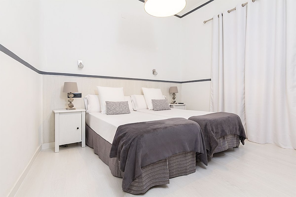 Hostal Gran Via 63 Rooms 15/28