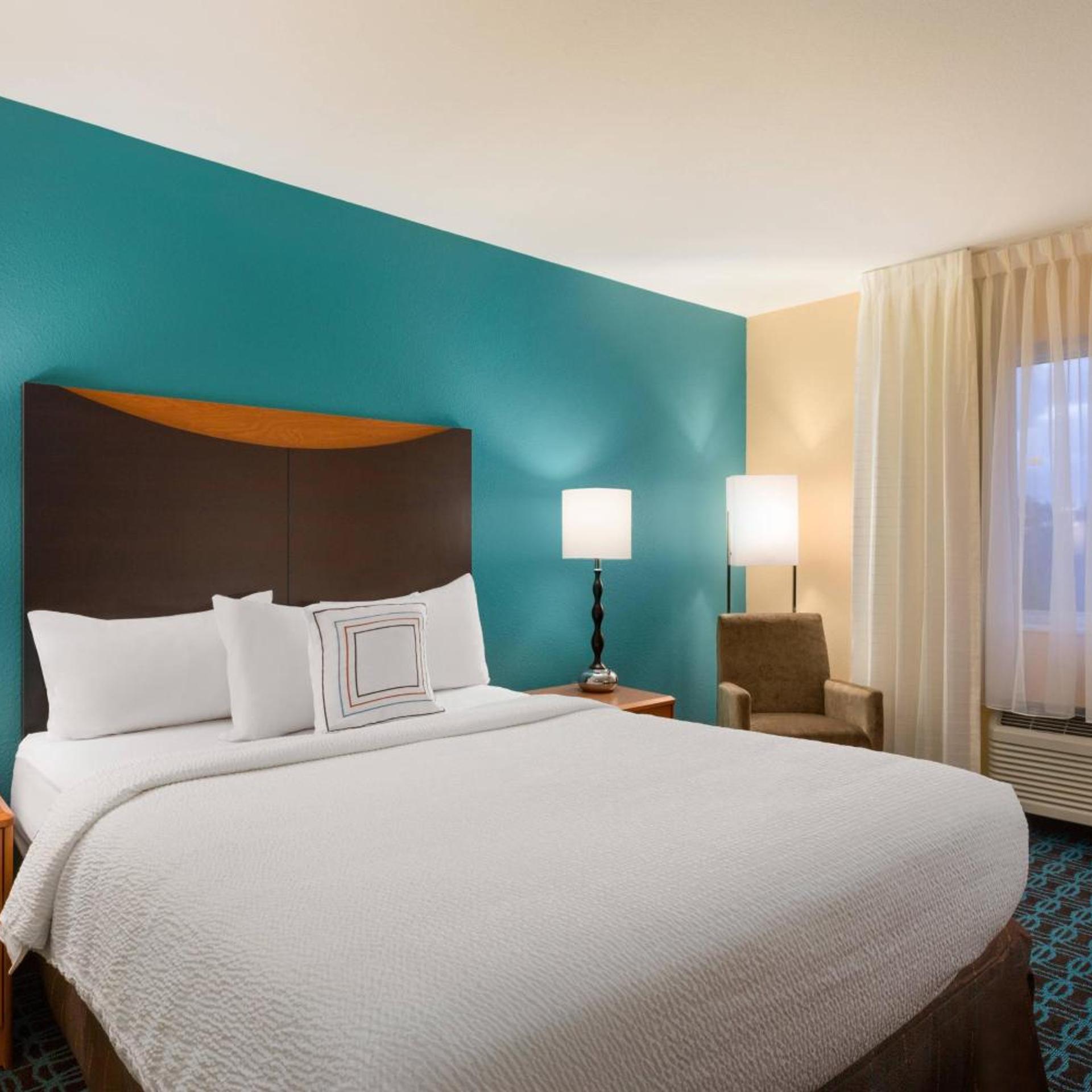 ROOM, QUEEN BED