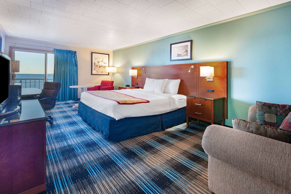 Days Inn Suites By Wyndham St Ignace Lakefront 23/50