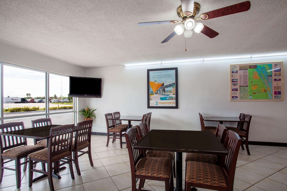 Howard Johnson By Wyndham Vero Beach/I-95 27/42