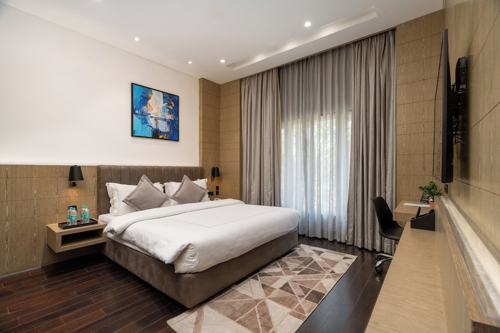 EXECUTIVE, SUITE, KING BED