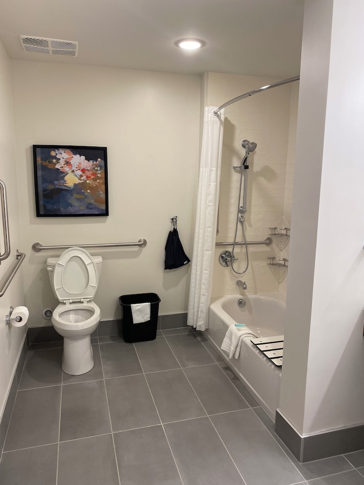 Everhome Suites Lexington - Horse Park 34/36