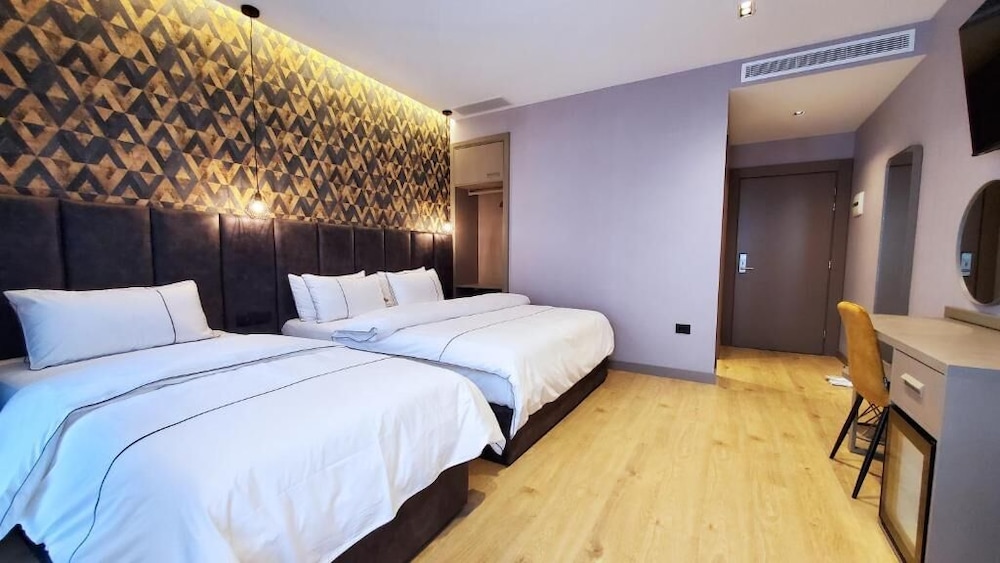 HOTEL STAR LIGHT TIRANE 12/23