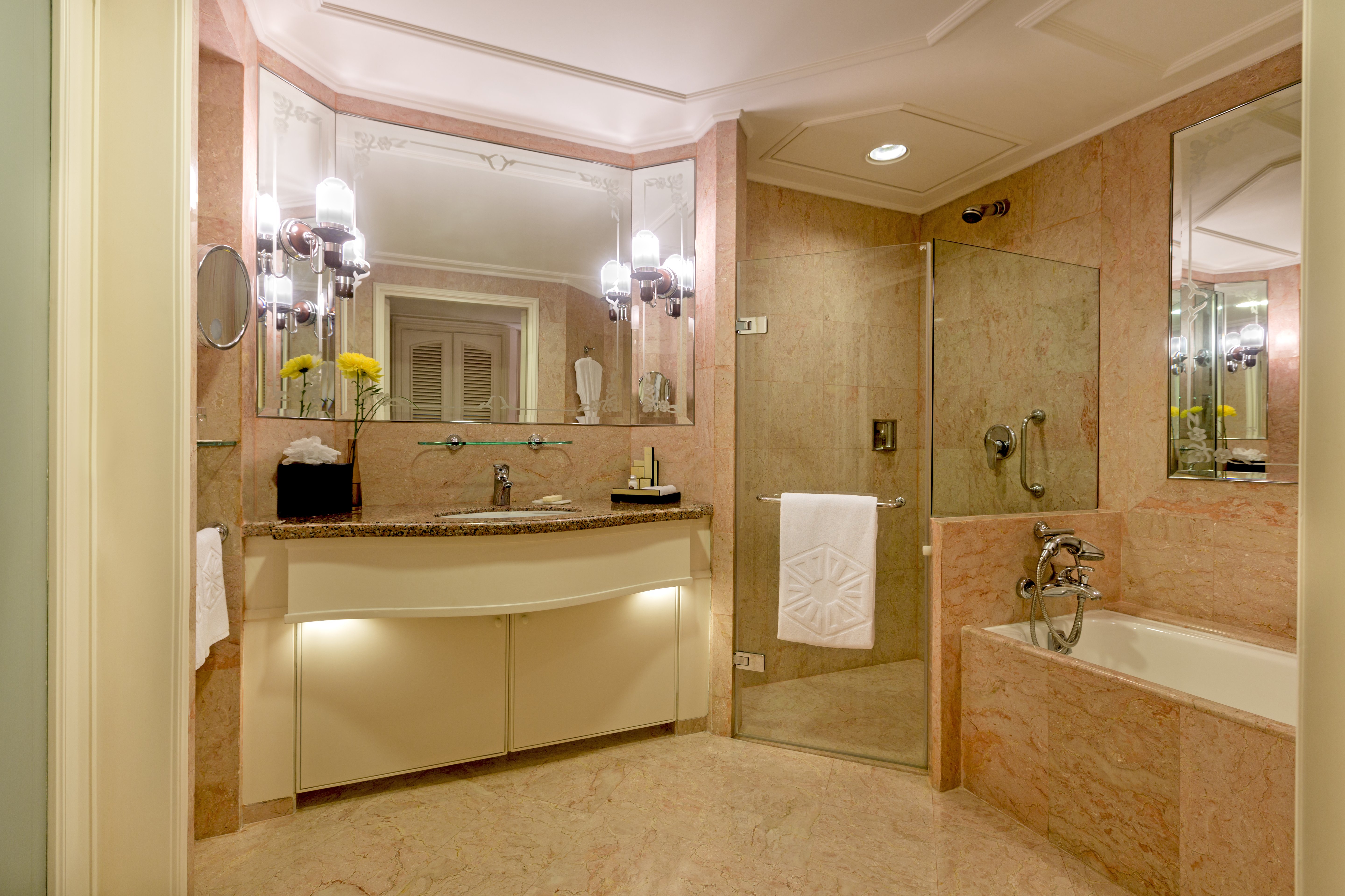 TAJ LANDS END 83/84