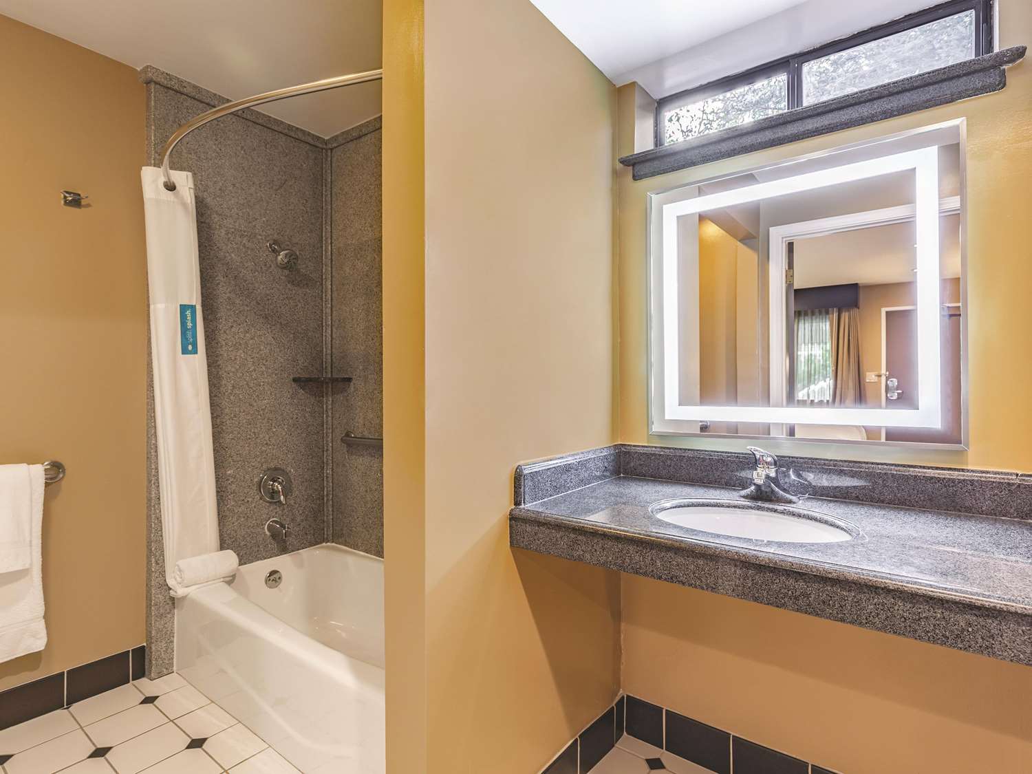 La Quinta Inn & Suites by Wyndham San Francisco Airport West 46/48