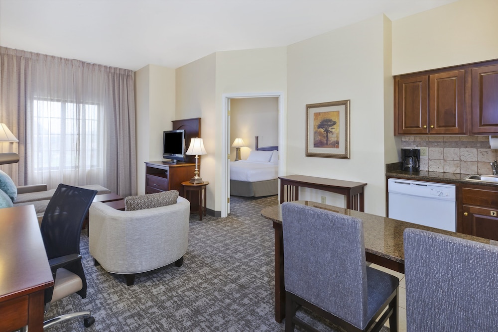 Staybridge Suites Lansing-Okemos 43/84