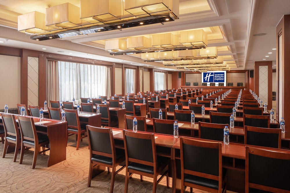 Holiday Inn Express Luoyang City Center 63/72