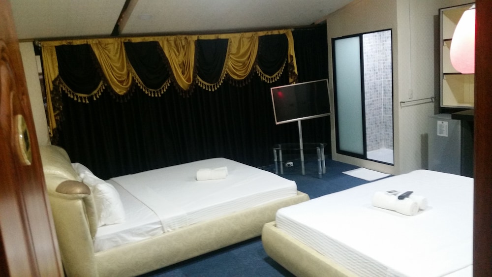 999 Hotel 27/36