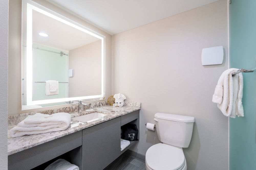 MCM Elegante Hotel and Conference Center 50/52