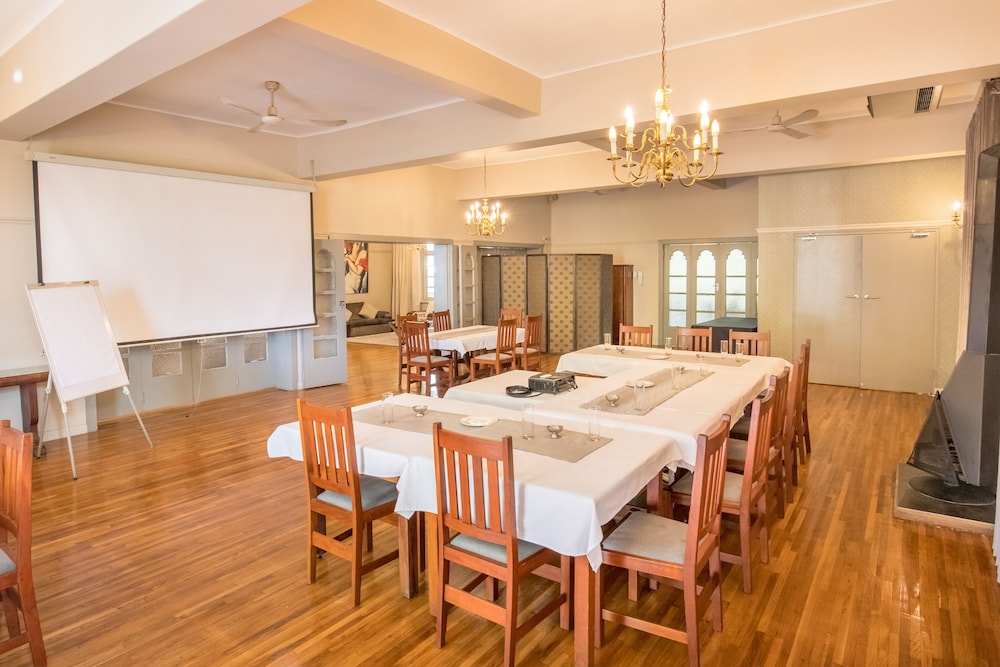 Montagu Country Hotel 74/89