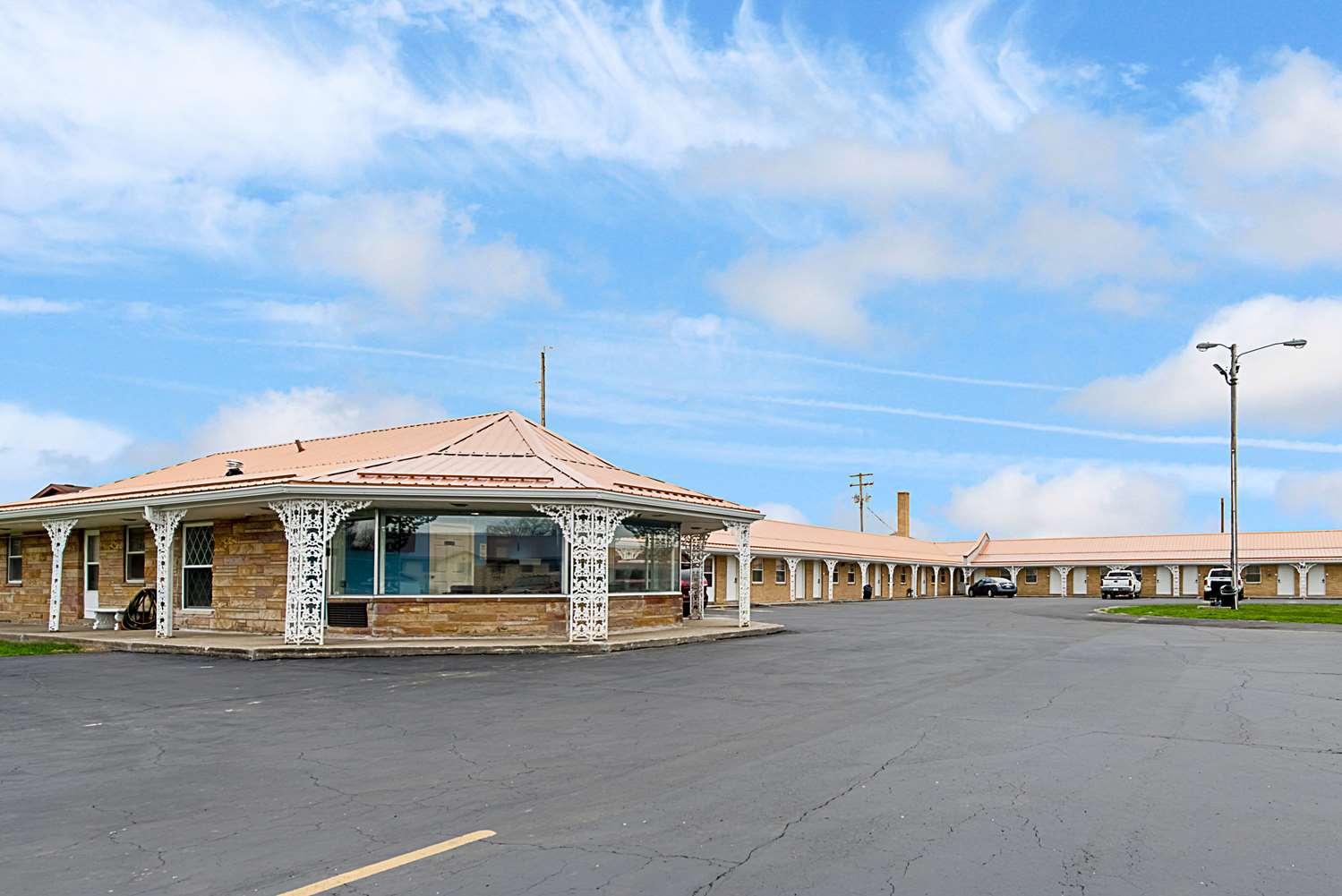 Highway Inn 2/33