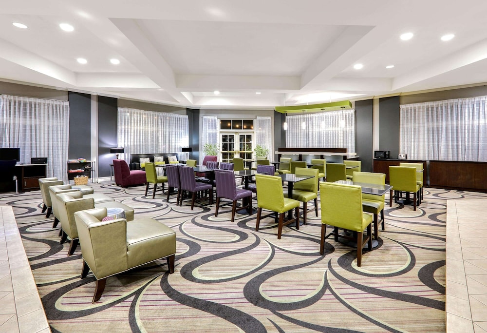 La Quinta Inn Suites Dallas North Central 42/48