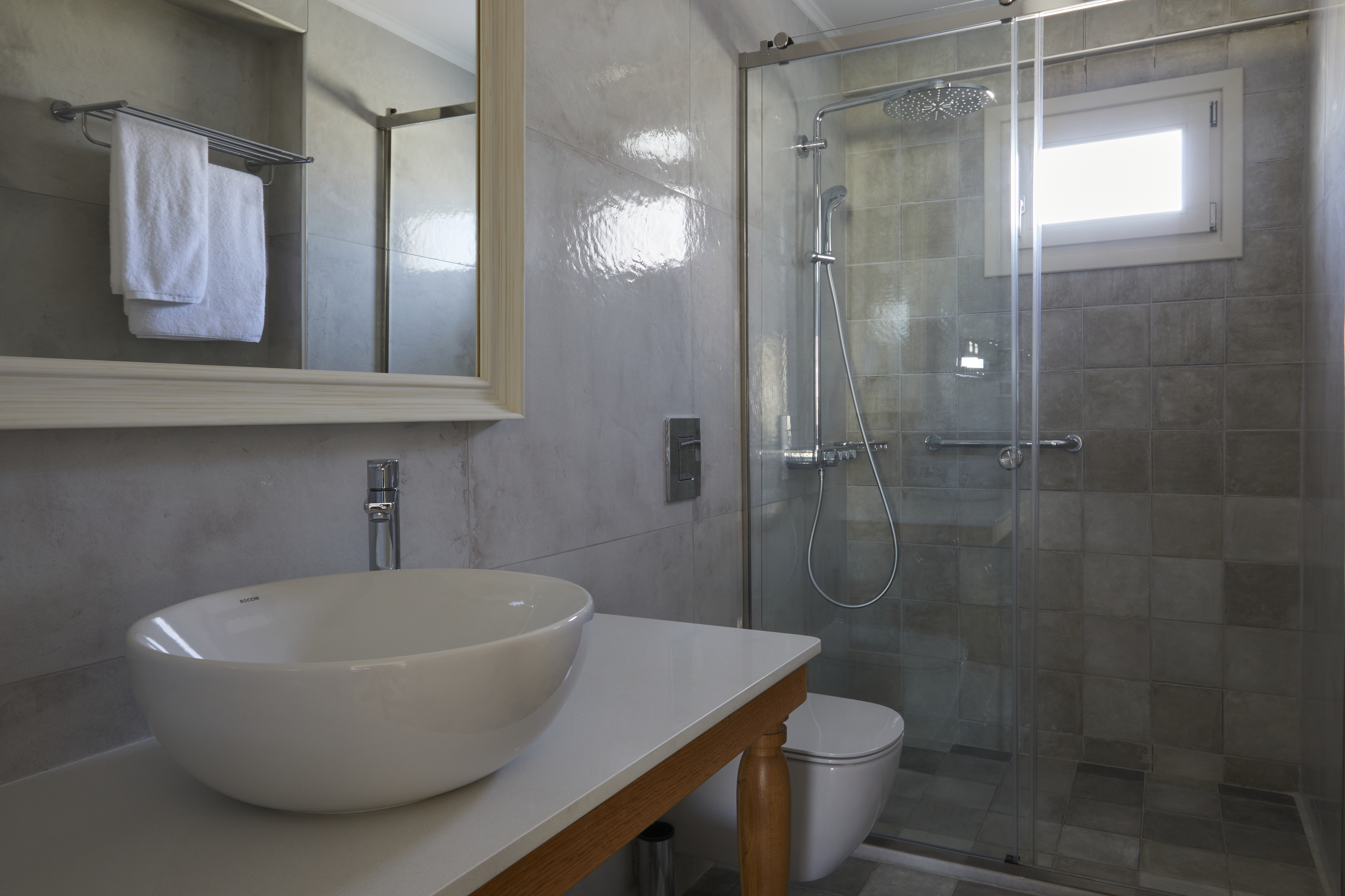 جناح جونيور بسرير كينج بجاكوزي، Sea Breeze Santorini Beach Resort, Curio by Hilton 6/6