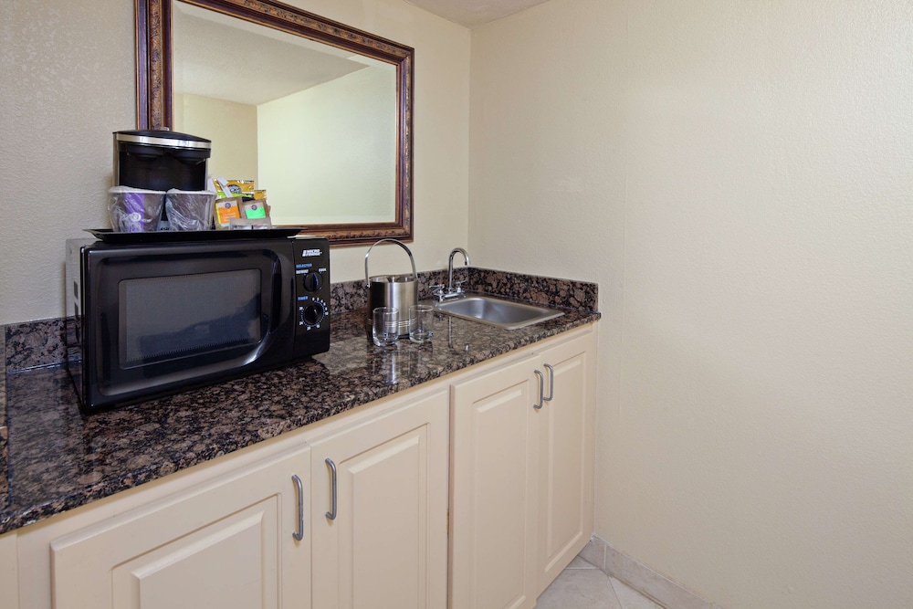 Doubletree By Hilton New Orleans Airport 16/58