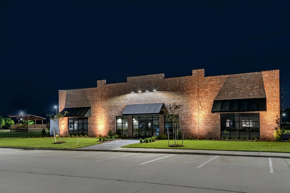 Lyric Hotel West End, Trademark Collection by Wyndham 4/50