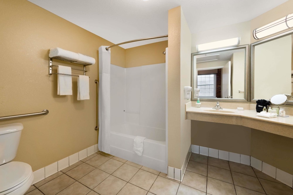 Hawthorn Suites By Wyndham Rome 14/24