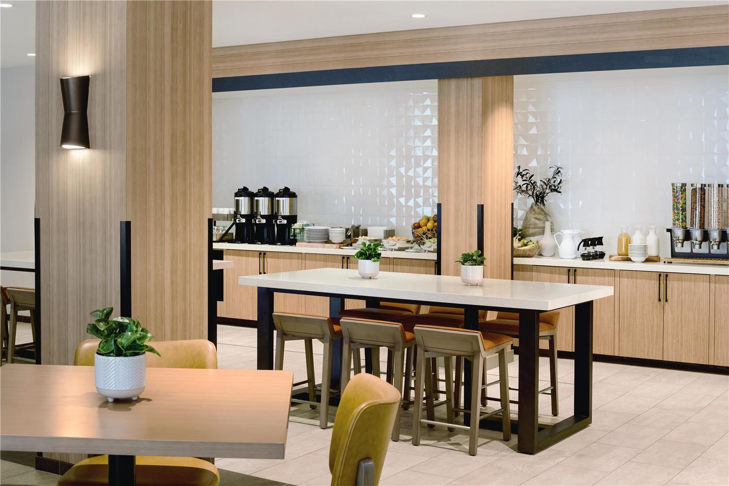 Hilton Garden Inn LAX Los Angeles Airport 52/60