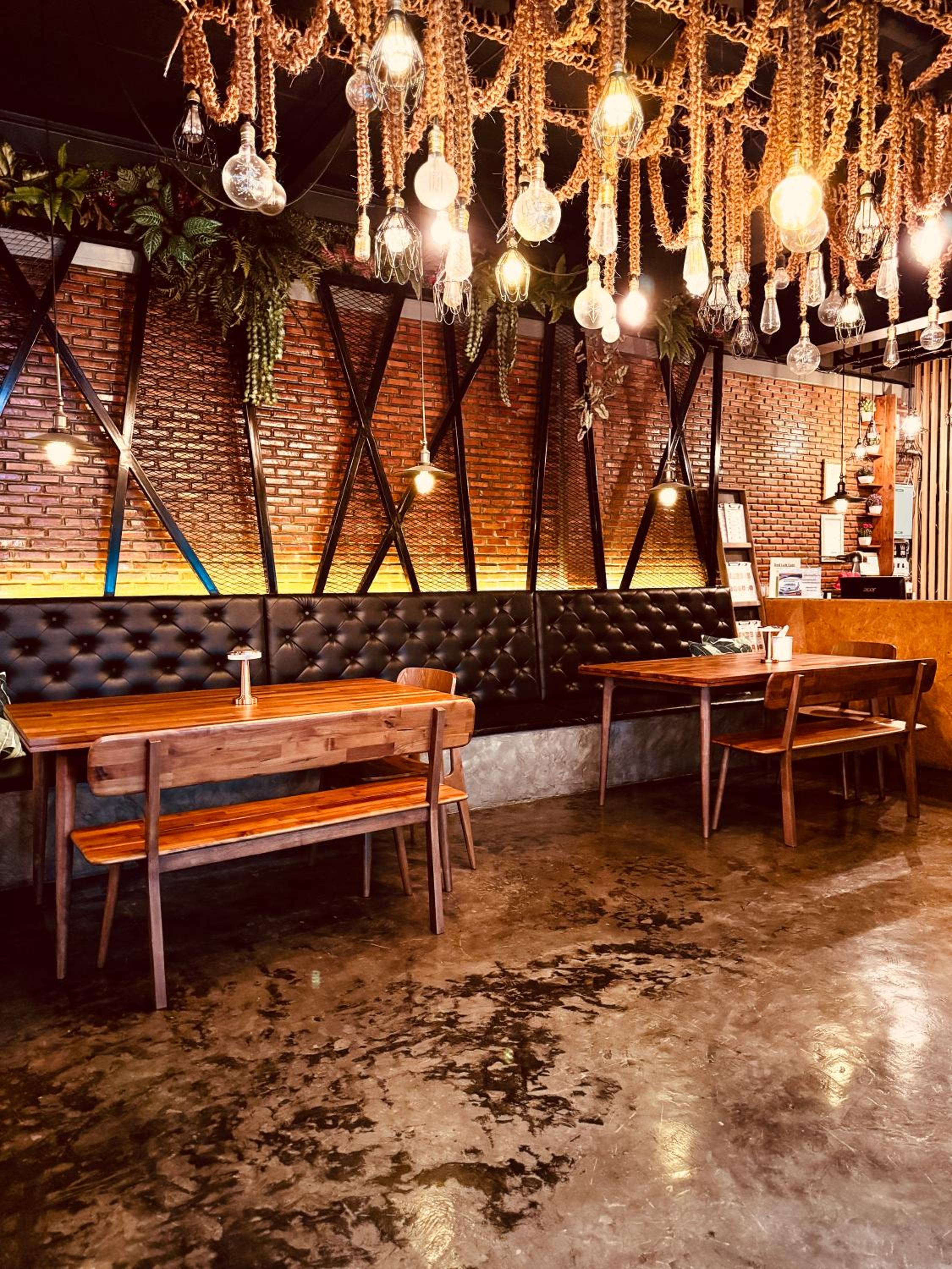 Bed Loft Cafe 61/63