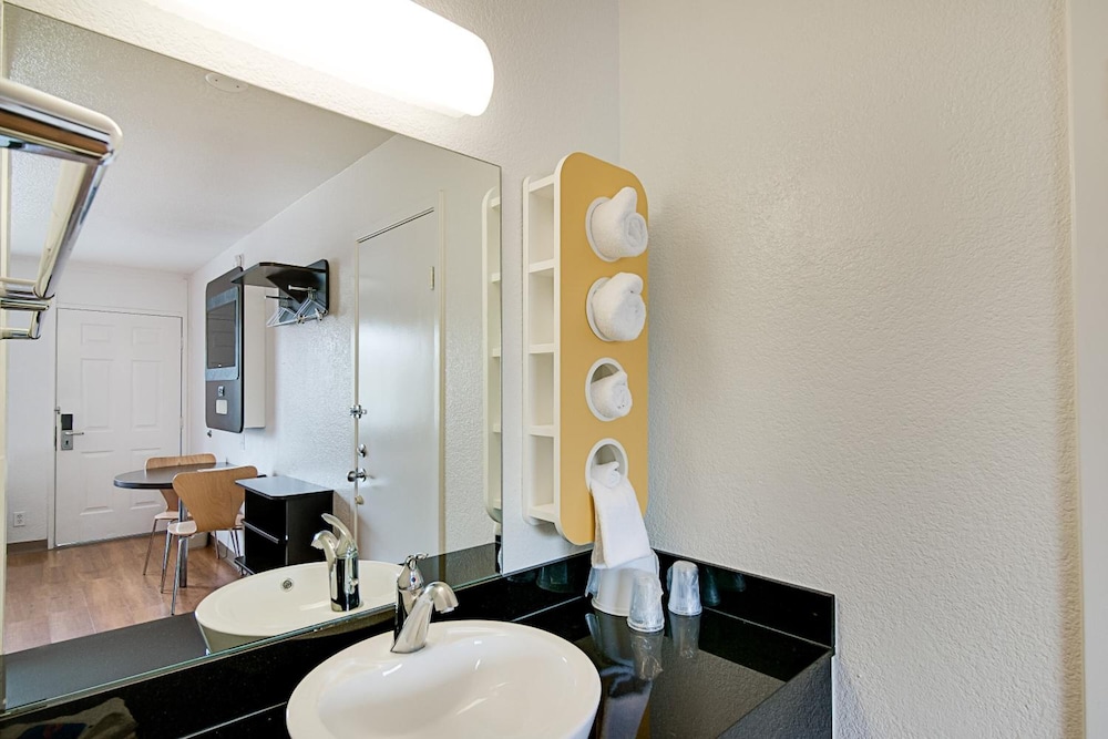 Motel6 Ventura, CA - Beach 57/58