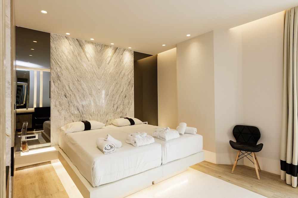 جناح جونيور بسرير مزدوج بإطلالة جزئية على البحر مع أريكة، Kahlua Sea View Suites 6/10