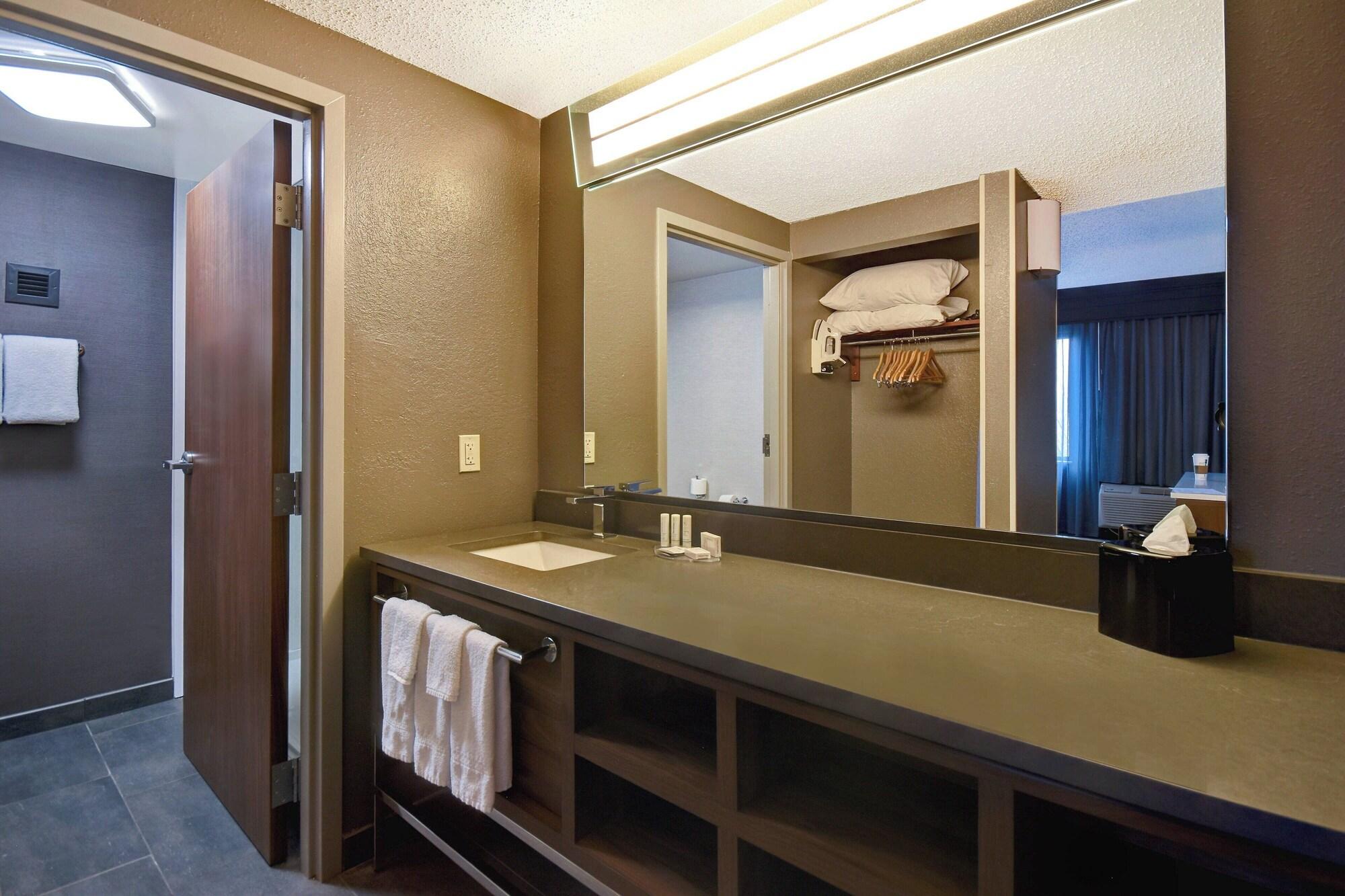 جناح بشرفة بغرفة نوم واحدة، Courtyard by Marriott Cincinnati Airport 3/5