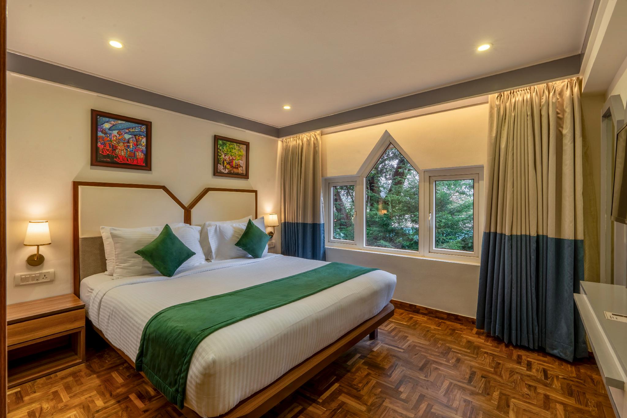 Suite, King Bed, Valley View, Sofa