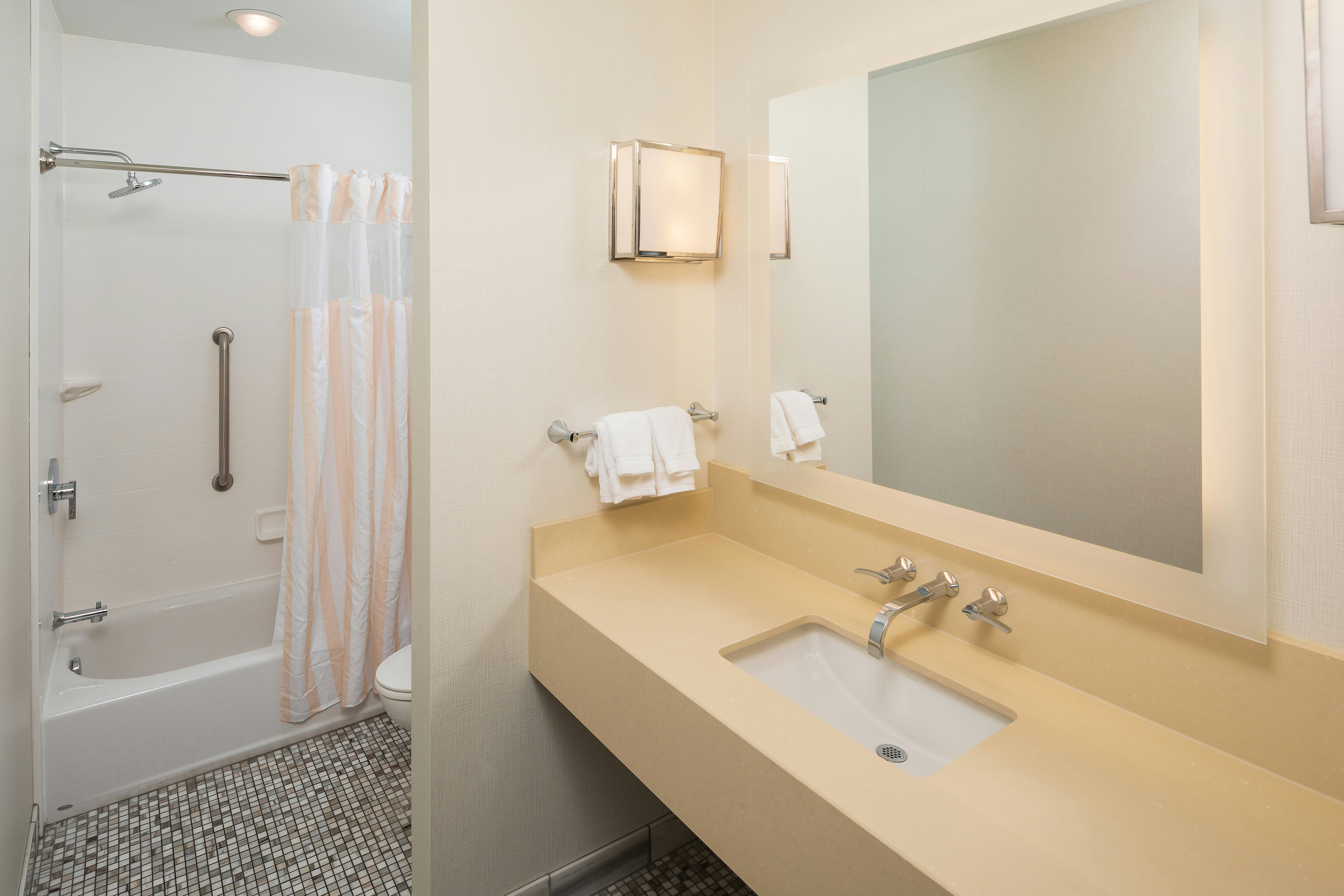 جناح ديلوكس بسرير كينج بحوض جاكوزي، Hilton Garden Inn Sioux Falls Downtown 2/5