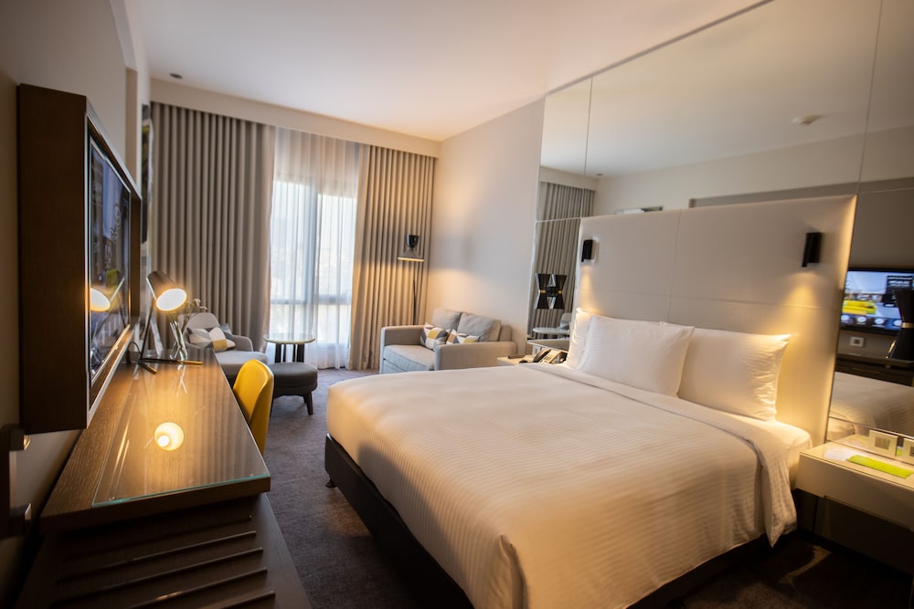 CENTRO, QUEEN BED