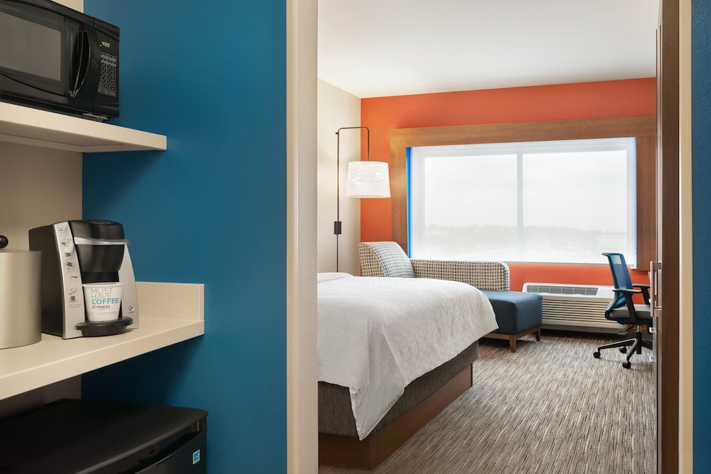 Holiday Inn Express Suites Beaver Dam 17/50