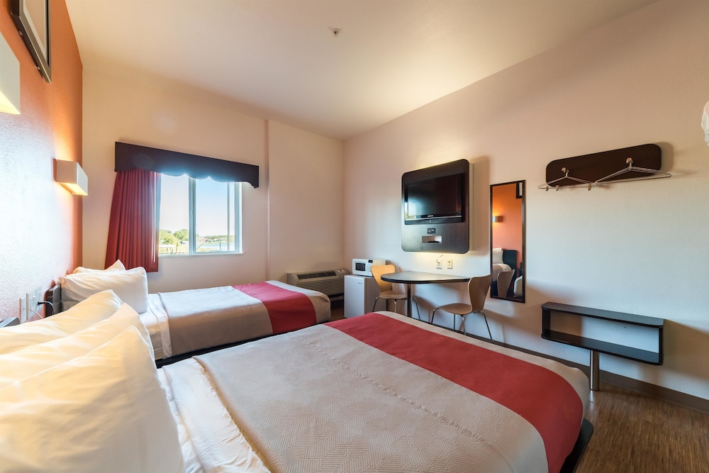 Motel6 Eagle Pass, TX - Lakeside 24/59