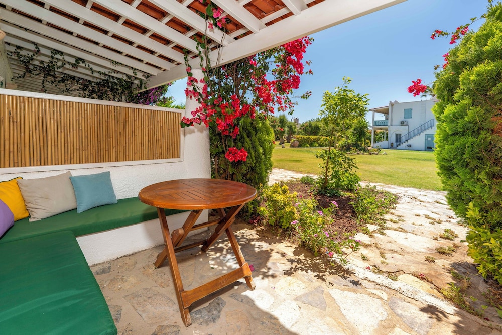 Kefi Beach And Suites 7/50