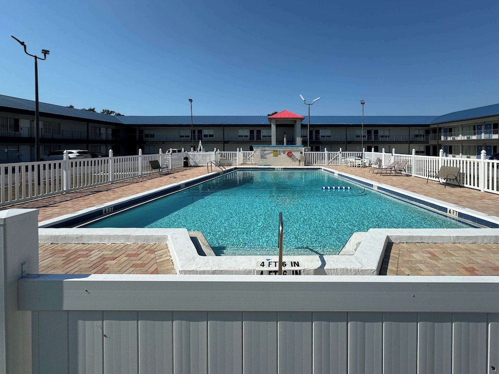 Studio6 Englewood, FL 54/61