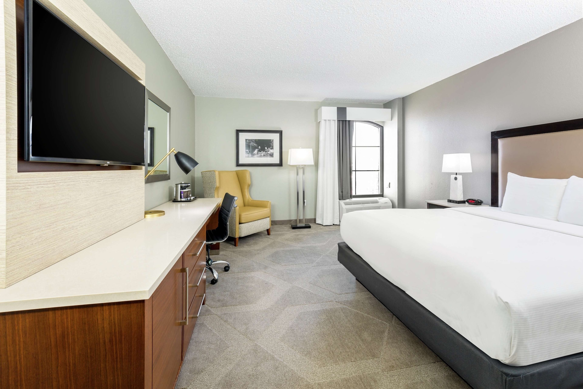 ROOM, KING BED, CITY VIEW