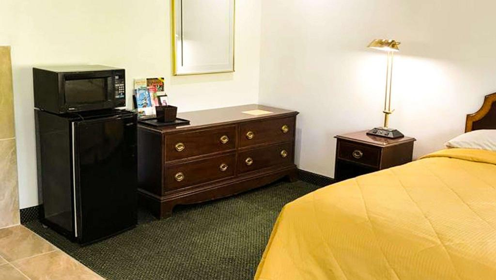 غرفة بسرير كينج بحوض جاكوزي، Relax Inn Motel And Bar 3/4