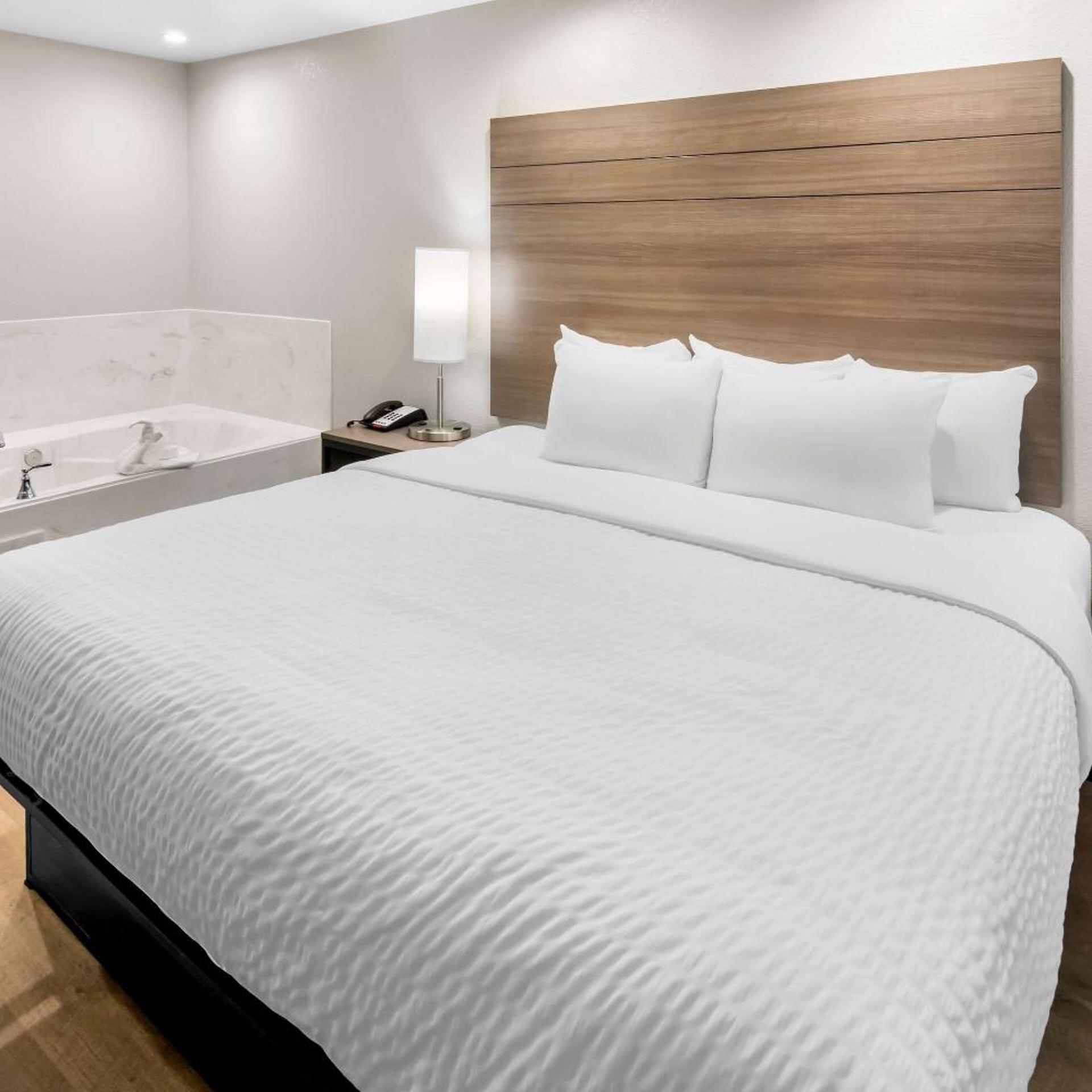غرفة داخلية بسرير كينج بجاكوزي، Clarion Pointe Fort Worth East - Arlington 2/6