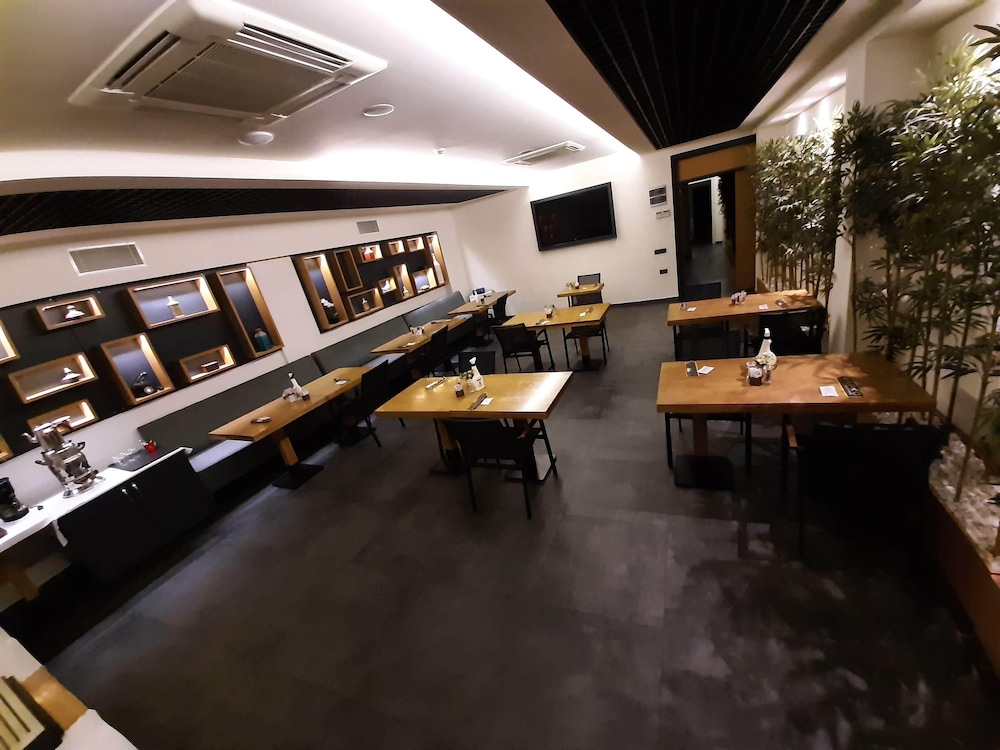 Sapko Airport Hotel 41/46